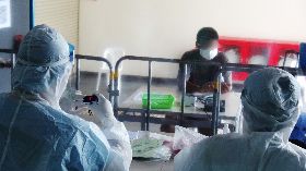 孩童在曼谷的隔離中心報到時先評估健康