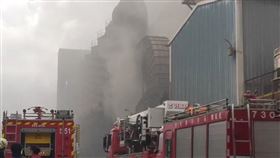 彰化縣伸港，全興工業區，慶欣欣煉鋼廠，機具冒煙起火，圖／翻攝自彰化踢爆網