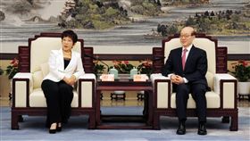 劉結一和洪秀柱於論壇前會見第4屆海峽兩岸青年發展論壇23日在杭州舉辦，中國大陸國台辦主任劉結一（右）和國民黨前主席洪秀柱（左）在論壇前會見。中央社記者沈朋達杭州攝  110年7月23日