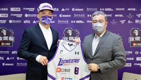 PLG朱雲豪與攻城獅完成簽約  披上8號戰袍台灣職業籃球聯盟P. LEAGUE+22日舉行新人選秀會，首屆狀元朱雲豪（左）23日順利簽約加盟新竹街口攻城獅，披上8號戰袍。圖右為攻城獅總經理高景炎。（新竹街口攻城獅提供）中央社記者楊啟芳傳真  110年7月23日