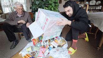 法國阿公試吃台灣零食　曝像肛門塞劑