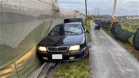 屏東夫妻檔偷電纜遭毆　1死1傷屏東縣九如鄉大坵村22日清晨發生一對夫妻檔偷電纜被村民發現後圍毆事件，其中廖姓男子被毆打重傷致死，潘姓女子則頭、手部受傷，警方表示，目前犯案嫌疑人已有1人主動投案，警方另將7名與投案嫌疑人有連繫的民眾帶回調查。圖為偷電纜夫妻檔所駕駛黑色轎車。（里港警分局提供）中央社記者郭芷瑄傳真  110年7月22日