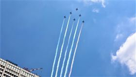 東奧倒數 東京人爭看藍色衝擊波天空畫五環東京奧運23日晚上舉行開幕式，比起對奧運的關注，有些東京人更熱中日本航空自衛隊飛行表演隊「藍色衝擊波」空中畫五彩五環的表演，許多人搶看。中央社記者楊明珠東京攝 110年7月23日