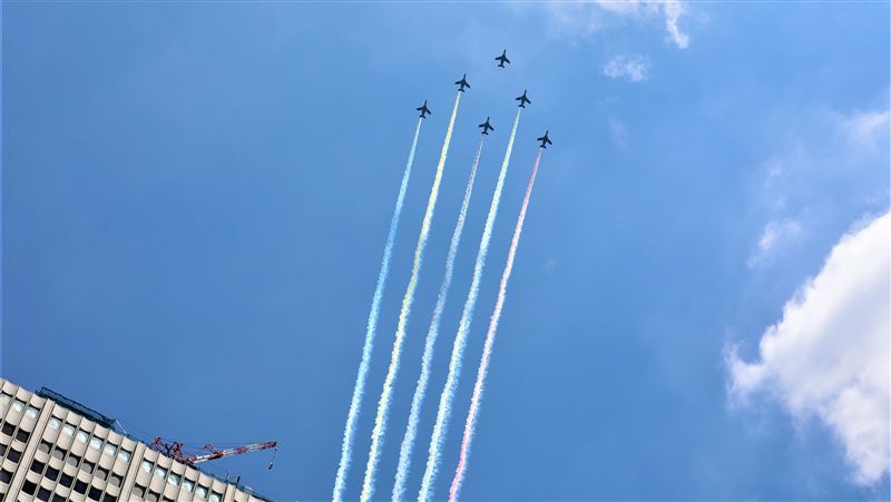 東京人睹藍色衝擊波飛行隊　畫出五環