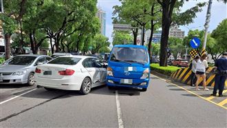 高雄BMW女恍神　逆向衝車陣撞5車