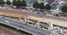 30萬噸水瞬間灌入！水退後的鄭州隧道　一具具遺體被拉出▲（圖／翻攝自極目新聞微博）