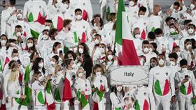 義大利運動員進場，看板是動漫式風格。（圖／美聯社／達志影像）