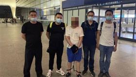 ▲蕭山警方將嫌犯帶回。（圖／翻攝自蕭山公安微信）