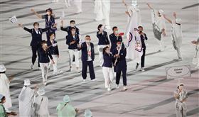 郭婞淳、盧彥勳擔任掌旗官，中華代表團進場。（圖／體育署提供）