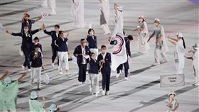 郭婞淳、盧彥勳擔任掌旗官，中華代表團進場。（圖／體育署提供）