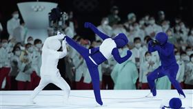 開幕式上演超級變變變橋段表演奧運圖標。（圖／美聯社／達志影像）