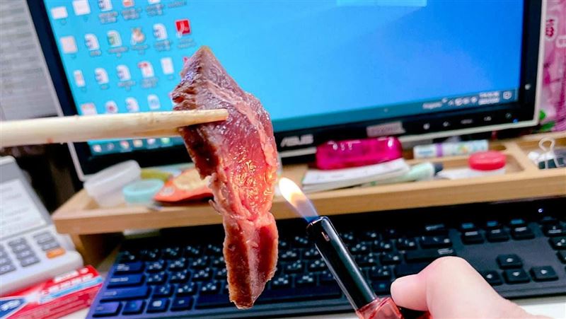 外送牛排太生！她用賴打烤一烤吞下肚