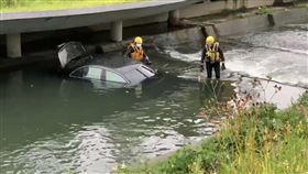 新／台中賓士車撞墜柳川　駕駛竟消失（圖／翻攝畫面）