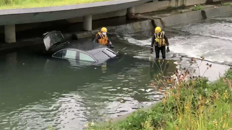 新／台中賓士車撞墜柳川　駕駛竟消失