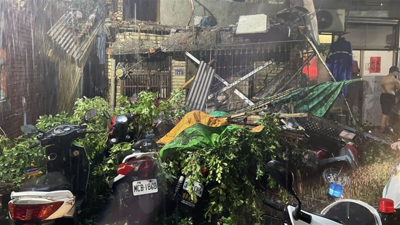 烟花雨炸新北！　三重廢棄屋樹木倒塌