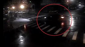 新／台中賓士撞墜柳川　撞擊影片曝光（圖／翻攝畫面）