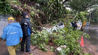 烟花雨炸台北！北投土石崩落砸中轎車
