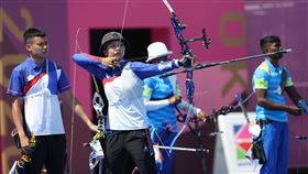 東京奧運射箭混雙  湯智鈞、林佳恩不敵印度中華隊選手湯智鈞（左）、林佳恩（中）24日在奧林匹克運動會舞台登場的射箭混雙項目，以3比5不敵印度隊，無緣晉級8強。中央社記者吳家昇攝　110年7月24日
