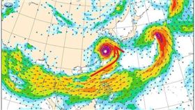 烟花颱風將衝擊華東地區，氣象局局長鄭明典說，威脅很大。（圖／翻攝自鄭明典臉書）