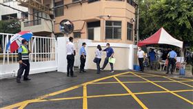 東元股東會前夕　場外氣氛平和機電大廠東元23日股東會將改選董事，會長黃茂雄與菱光董事長黃育仁父子比拚，股東進場前依序排隊，氣氛平和。中央社記者吳家豪攝　110年7月23日