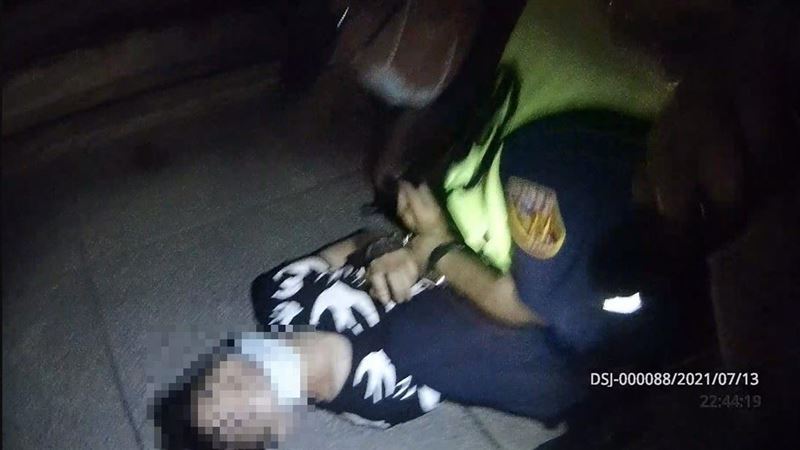 無罩男賴皮坐地上　腰間亮出槍身遭逮