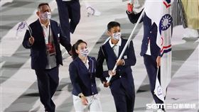 郭婞淳、盧彥勳擔任掌旗官，中華代表團進場。（圖／體育署提供）