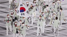 ▲東京奧運開幕儀式韓國代表團入場，掌旗官為金軟景與黃善文。（圖／美聯社／達志影像）