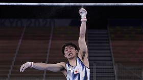 ▲內村航平單槓失誤摔落，結束體操傳奇生涯。（圖／美聯社／達志影像）