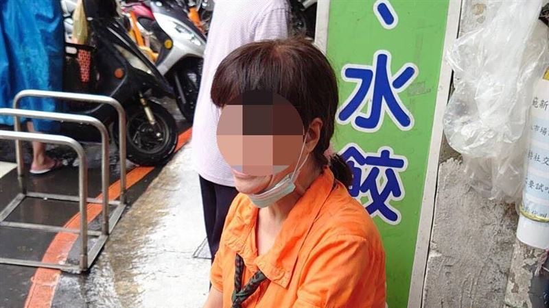 婦硬闖市場出入口　雨傘打傷管制人員
