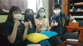 ▲楊勇緯家人守著電視直播加油。（圖／楊勇緯家人提供）