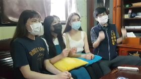 ▲楊勇緯家人守著電視加油。（圖／楊勇緯家人提供）