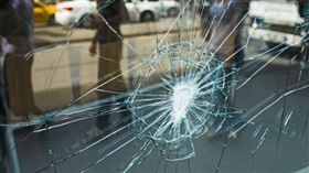 北市信義路牙醫診所被發現玻璃無故碎裂。（示意圖／pixabay）