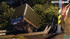 台中貨車撞橋墩「栽進水溝」駕駛消失（記者　陳佳鈴）