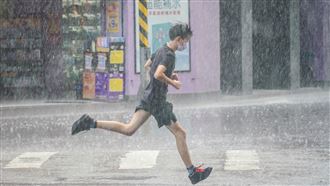 西南風帶雨灌中南部　專家：至少一週
