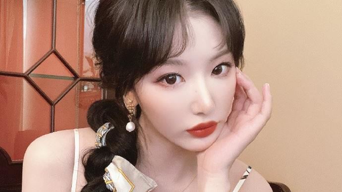 女星穿肚兜短裙上台　全程走光粉氣炸