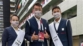 「護國神醫」林瀛洲醫師（中）擔任本次東奧醫療團隊的召集人。（圖／翻攝自賈永婕臉書）