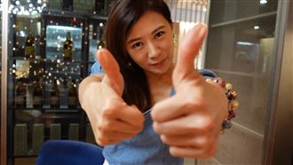 8點檔女王有多猛！斜槓來賣漢堡排