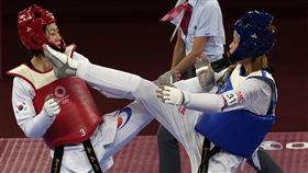 羅嘉翎（藍護具者）擊敗韓國對手。（圖／美聯社／達志影像）