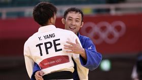 東奧柔道　楊勇緯與高藤直壽擁抱致意東京奧運男子柔道60公斤級24日晚間進行關鍵金牌戰，終場由日本好手高藤直壽（藍衣）擊敗台灣「排灣族勇士」楊勇緯（白衣）奪金，雙方賽後相互擁抱致意。中央社記者吳家昇攝　110年7月24日