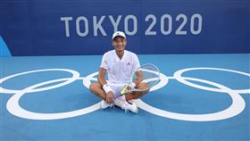 東京奧運當最終役　盧彥勳積極備戰（1）男子網球好手盧彥勳5度打奧運意義不同，選擇奧運作為20年網球生涯最後一役，盧彥勳直言是為了回饋國家、台灣這塊土地多年的支持。圖為盧彥勳21日在網球場地與奧運五環合影。中央社記者吳家昇攝　110年7月21日