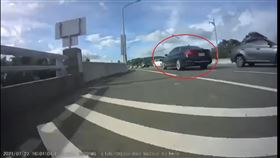 一輛BMW在高速逆向蛇行超車。（圖／翻攝自臉書）