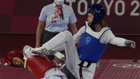  羅嘉翎（藍護具者）擊敗韓國對手。（圖／美聯社／達志影像）