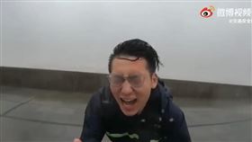 中國播報員感受烟花威力(圖/翻攝自微博)
