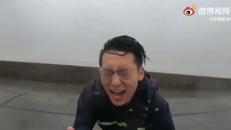 烟花威力有多強？主播實測竟險被吹走