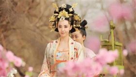 唐代女子流行穿「袒胸裝」，技能展顯好身材又舒適透氣。（圖／翻攝自「瀚海說史」微博）