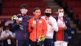 東奧柔道男子60公斤級奪牌選手合影東京奧運柔道男子60公斤量級賽程24日晚間告一段落，最後由日本選手高藤直壽（左2）奪金、台灣好手楊勇緯（左）摘銀，法國與哈薩克選手同獲銅牌。中央社記者吳家昇攝  110年7月24日