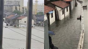 颱風烟花路徑偏北直逼上海 浙江洪水漫入民宅 圖／翻攝自微博