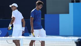 盧彥勳備戰東京奧運  盧威儒場邊陪伴男子網球好手盧彥勳（左）再度代表台灣出征東京奧運，這也將是他20年網球生涯最後一役。盧彥勳21日積極練球備戰，他的哥哥盧威儒（右）在場邊陪伴。中央社記者吳家昇攝  110年7月21日