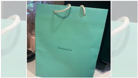 尪提Tiffany袋子回家！人妻暗爽偷開　一看拳頭硬了（圖／翻攝自日向藍子推特）