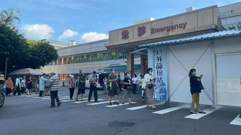 體恤醫護篩檢炎熱　名嘴捐10台冷氣